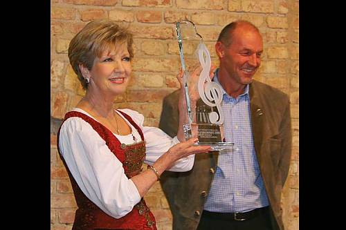 „Grande Dame der Volksmusik“ Carolin Reiber im JOSKA Glasparadies. Mit Dirndl, Eleganz und bayerischem Dialekt hat sie auch unsere Herzen erobert.