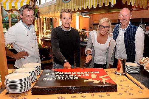 Die deutschen Biathleten Andi Birnbacher und Nadine Horchler schneiden die süße JOSKA Jubiläumstorte an. Lecker!