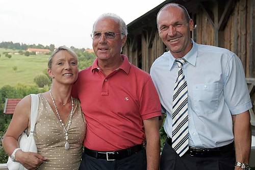 Heidi und Franz Beckenbauer treffen Josef Kagerbauer.