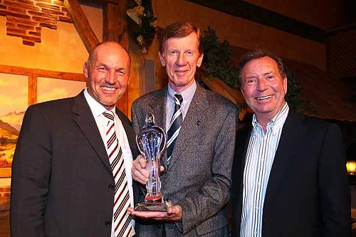 Walter Röhrl konnte bei der niederbayerischen „Gala des Sports“ in Bodenmais den „JOSKA“ für sein Lebenswerk entgegennehmen. Ebenfalls zu Gast: Reporterikone Gerd Rubenbauer.