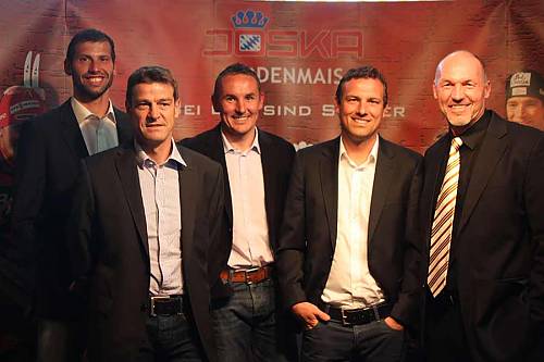 Bundesliga-Trainer Markus Weinzierl mit seinem Trainerteam